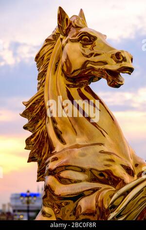 Imponente statua equestre al Global Village, Dubai, Emirati Arabi Uniti. Global Village combina culture di 90 paesi in tutto il mondo in un unico luogo. Foto Stock