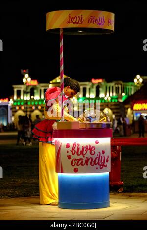 Venditore di caramelle al Global Village, Dubai, Emirati Arabi Uniti. Global Village combina culture di 90 paesi in tutto il mondo in un unico luogo. Foto Stock