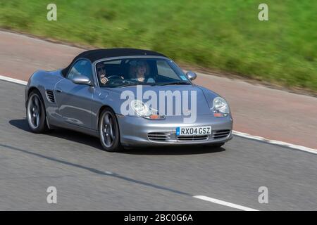 2004 Silver Porsche Boxster S Anniversary EDT; veicoli veicolari per il traffico, veicoli su strade del Regno Unito, motori, automobilismo sull'autostrada M6 Foto Stock