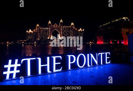 Ripresa notturna dalla Pointe della monorotaia che ritorna dal Palm Atlantis Resort, un resort di lusso a Palm Jumeirah, Dubai, Emirati Arabi Uniti. Foto Stock