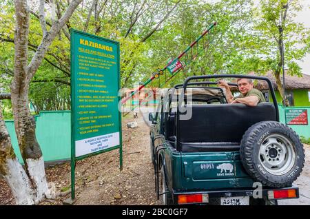 Veicolo safari Gipsy verde in attesa di un regolamento e di un segno di regolamento in mattinata all'ingresso del Parco Nazionale di Kaziranga, Assam, India nordorientale Foto Stock