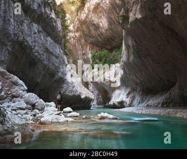 ESCURSIONISTA IN UNO STRETTO CANYON LUNGO IL VERDON, IMBUT SENTIERO, ALPI-ALTA PROVENZA, VAR (83), PROVENZA-ALPI-COSTA AZZURRA, FRANCIA Foto Stock