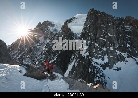 GUIDA SUL CRINALE DEL POINTES LACHENAL AI PIEDI DEI SERACS DU MONT BLANC DU TACUL, CATENA MONTUOSA DELL'ONT-BLANC, CHAMONIX-MONT-BLANC, ALTA SAVOIA (74), FRANCIA Foto Stock