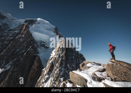 GUIDA SUL CRINALE DEI POINTES LACHENAL AI PIEDI DEI SERACCHI DEL MONTE BIANCO, CHAMONIX-MONT-BLANC, ALTA SAVOIA (74), FRANCIA Foto Stock