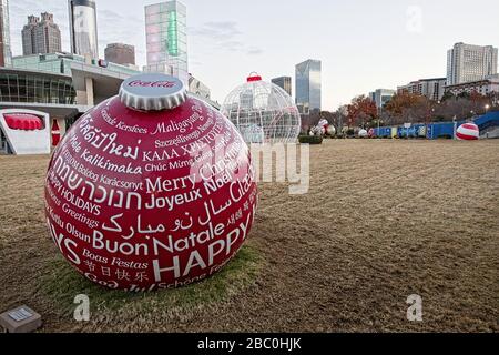 Enormi ornamenti rossi di Natale con Natale allegro scritto in più Lingue siede sul prato al mondo di Coca Cola vicino Centennial Park ad Atlanta Foto Stock