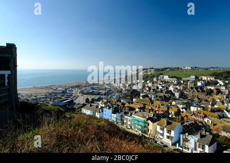 Vista sulla città di Hastings, Regno Unito, dall'uscita della funicolare a East Cliff Hill Foto Stock