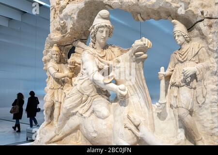 RILIEVO CHE RAPPRESENTA MITRA, DIO IRANIANO DEL SOLE, SACRIFICANDO UN TORO, 100-200 D.C., CAPITOLE DI ROMA, GALLERIA DEL TEMPO, MUSEO DEL LOUVRE-LENS, LENS, PAS-DE-CALAIS, FRANCIA Foto Stock