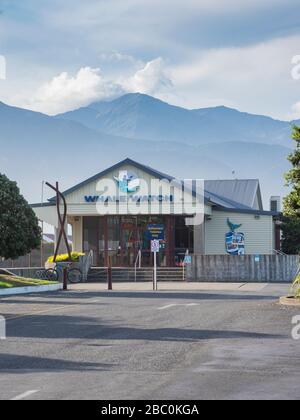 Un ufficio di prenotazione della compagnia di avvistamento delle balene a Kaikoura in Nuova Zelanda che offre escursioni con avvistamento delle balene. Foto Stock
