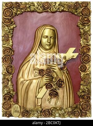 FOTO RAFFIGURANTE SAINTE-TERESA DEL BAMBINO GESÙ (1873-1897), CANONIZZATA NEL 1925, OFFERTA DAI PELLEGRINI POLACCHI, SAINTE-THERESE HERMITAGEE, LISIEUX, PAYS D'AUGE, CALVADOS, NORMANDIA, FRANCIA Foto Stock