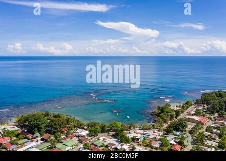 Vista aerea di fronte a Playa Negra e la città costiera meridionale dei Caraibi di Puerto Viejo de Talamanca nella provincia di Limón, Costa Rica. Foto Stock