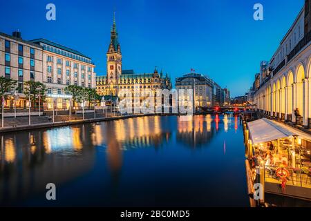 Skyline di Amburgo con il municipio al crepuscolo, Germania Foto Stock