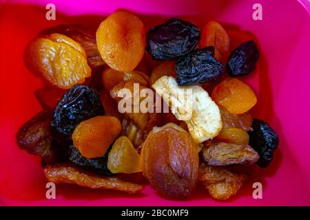 Frutta secca in scatola di plastica rosa, Ornolac, Ussat les Bains, Ariege, Pirenei francesi, Francia Foto Stock