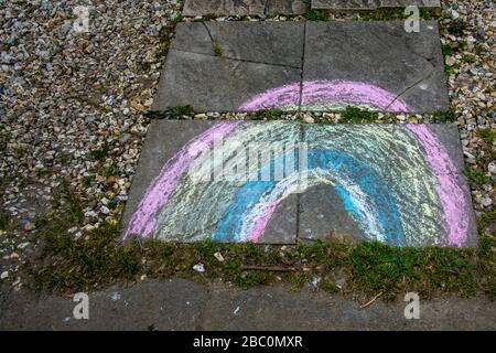 Coronavirus Rainbow per bambini, pavimento artistico Foto Stock