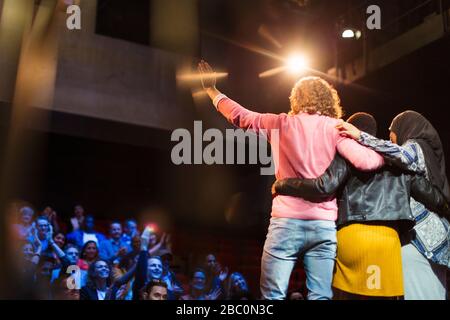 Gli altoparlanti sul palco si sono mossi verso il pubblico Foto Stock