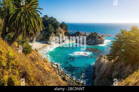 McWay Falls al tramonto, Big sur, California, Stati Uniti Foto Stock