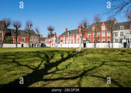 Gent, Belgio - 1 aprile 2020: Vista del piccolo beghinaggio Ter Hoye. Patrimonio dell'umanità dell'UNESCO. Foto Stock