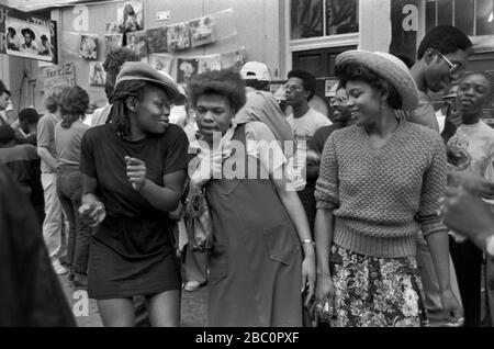 Adolescenti ragazze inglesi nere 1980s UK Notting Hill Londra 1981. Balla per strada al carnevale inglese degli anni '80 HOMER SYKES Foto Stock