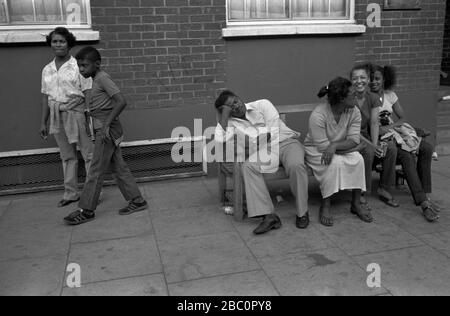 Notting Hill West London 1980 Regno Unito. Vita quotidiana persone che appendono 1981 OMERO SYKES Foto Stock