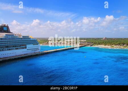 Vista della nave da crociera e un terminal vicino al villaggio Mahahual, Costa Maya, Messico. Mahahual è ora un centro turistico in rapido sviluppo. Foto Stock