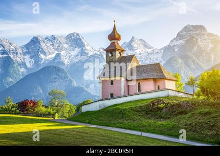 Bella cappella Auer Kircherl nelle alpi al tramonto Foto Stock