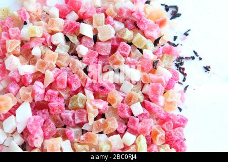 colorful frutta cubetti di tè pezzi - frutta secca. frutta mista tè contiene fette di una mela, fette di ananas, banana, bacche buckthorn, lampone Foto Stock