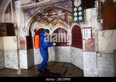 I membri del team della società municipale nebulizzano il disinfettante per sanificare i dintorni della Moschea Dilawar Khan e la strada dopo un focolaio del virus corona nella città di Peshawar, Pakistan, il 2 aprile 2020. (Foto di Hussain Ali/Pacific Press/Sipa USA) Foto Stock