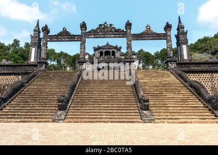A pochi passi dal livello della strada per raggiungere la tomba dell'imperatore Khai Dinh a Hue, Vietnam, Sud-est asiatico Foto Stock