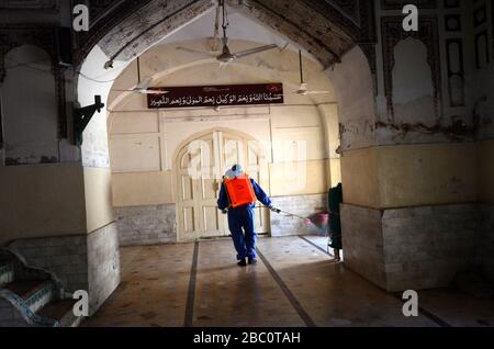 I membri del team della società municipale nebulizzano il disinfettante per sanificare i dintorni della Moschea Dilawar Khan e la strada dopo un focolaio del virus corona nella città di Peshawar, Pakistan, il 2 aprile 2020. (Foto di Hussain Ali/Pacific Press/Sipa USA) Foto Stock