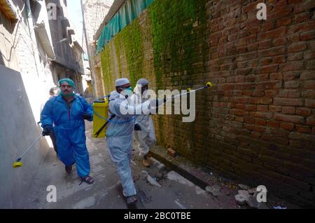 I membri del team della società municipale nebulizzano il disinfettante per sanificare i dintorni della Moschea Dilawar Khan e la strada dopo un focolaio del virus corona nella città di Peshawar, Pakistan, il 2 aprile 2020. (Foto di Hussain Ali/Pacific Press/Sipa USA) Foto Stock