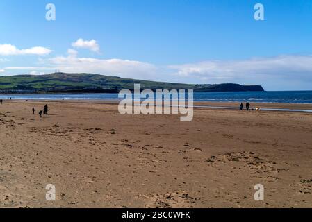 Ayr spiaggia guardando a sud verso i capi di Ayr, Scozia, Regno Unito Foto Stock