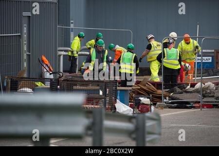 Foto: Glasgow, Regno Unito. 2nd Apr, 2020. Nella foto: Le scene che mostrano l'allestimento e la costruzione della nuova struttura medica NHS Scotland creata al Scottish Events Campus (SEC) di Glasgow devono essere chiamate NHS Louisa Jordan dopo che il Segretario sanitario Jeane Freeman ha annunciato che l'ospedale temporaneo sarà nominato dopo Suor Louisa Jordan, Un infermiere della prima guerra mondiale morto in servizio attivo in Serbia nel 1915. Credito: Colin Fisher/Alamy Live News Foto Stock