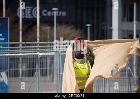 Foto: Glasgow, Regno Unito. 2nd Apr, 2020. Nella foto: Le scene che mostrano l'allestimento e la costruzione della nuova struttura medica NHS Scotland creata al Scottish Events Campus (SEC) di Glasgow devono essere chiamate NHS Louisa Jordan dopo che il Segretario sanitario Jeane Freeman ha annunciato che l'ospedale temporaneo sarà nominato dopo Suor Louisa Jordan, Un infermiere della prima guerra mondiale morto in servizio attivo in Serbia nel 1915. Credito: Colin Fisher/Alamy Live News Foto Stock