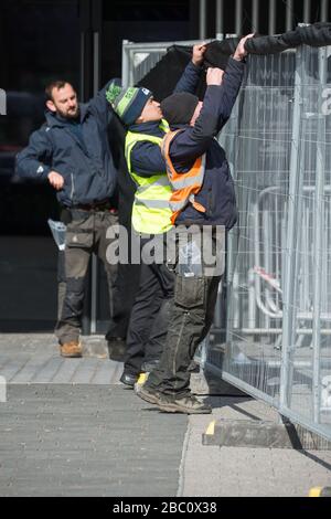 Foto: Glasgow, Regno Unito. 2nd Apr, 2020. Nella foto: Le scene che mostrano l'allestimento e la costruzione della nuova struttura medica NHS Scotland creata al Scottish Events Campus (SEC) di Glasgow devono essere chiamate NHS Louisa Jordan dopo che il Segretario sanitario Jeane Freeman ha annunciato che l'ospedale temporaneo sarà nominato dopo Suor Louisa Jordan, Un infermiere della prima guerra mondiale morto in servizio attivo in Serbia nel 1915. Credito: Colin Fisher/Alamy Live News Foto Stock