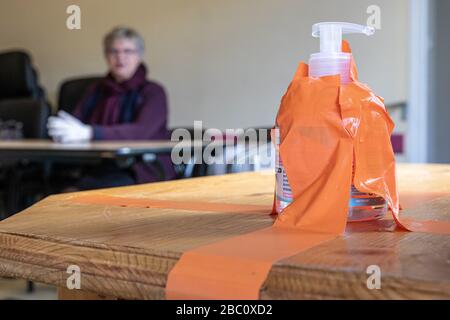 IGIENIZZATORE PER LE MANI UTILIZZATO DURANTE IL PRIMO TURNO DELLE ELEZIONI COMUNALI NEL RISPETTO DELLE MISURE SANITARIE ADOTTATE ALLA LUCE DELLA PANDEMIA DI CORONAVIRUS, STAZIONE DI VOTO A RUGLES, NORMANDIA, FRANCIA Foto Stock