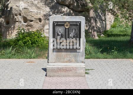 Inkerman, Sevastopol, Crimea, Russia - 27 luglio 2019: Segno commemorativo del Battesimo della Russia di 1025 anni a Inkerman vicino all'ingresso dei terri Foto Stock