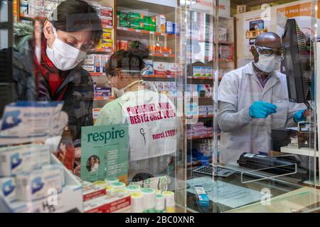 SALVA NOI, SOGGIORNO A CASA, DIPENDENTE DELLA FARMACIA DIETRO UNO SCHERMO IN PLEXIGLASS, MISURE SANITARIE PREVENTIVE MESSE IN ATTO PER L'EPIDEMIA DI CORONAVIRUS, RUGLES, NORMANDIA, FRANCIA Foto Stock