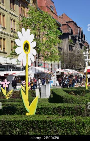Romania, Timis, Timisoara, mercato primaverile e giardini, Piata Victoriei, città vecchia. Foto Stock