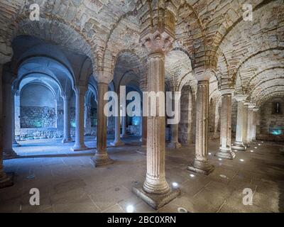 Abbadia San Salvatore, Italia - 24 Aprile 2019: interni con pilastri in una cripta. Foto Stock