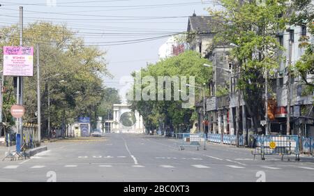 Vista della strada deserta durante il blocco a causa della rottura del COVID 19 Coronavirus a Kolkata, India, il 1 aprile 2020. (Foto di Ved Prakash/Pacific Press/Sipa USA) Foto Stock