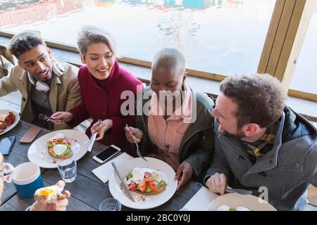 Gli amici mangiano la colazione al ristorante Foto Stock