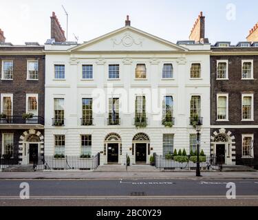 façade architettura georgiana si trova al New College of the Humanities situato a Bedford Square, Londra. Foto Stock