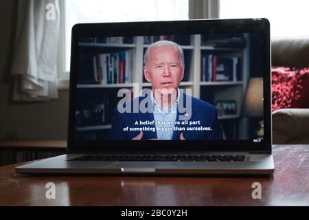 Visto su un portatile, Joe Biden parla in un annuncio politico che si rivolge al coronavirus pubblicato 31 marzo 2020. Foto Stock