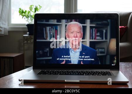 Visto su un portatile, Joe Biden parla in un annuncio politico che si rivolge al coronavirus pubblicato 31 marzo 2020. Foto Stock