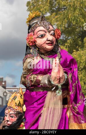 Grande burattino di divinità indù, elaborato in sary, portato come parte di una processione Chariot e festival religioso Foto Stock