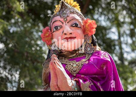 Grande burattino di divinità indù, elaborato in sary, portato come parte di una processione Chariot e festival religioso Foto Stock