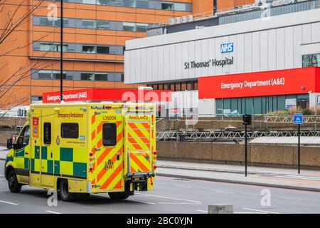 Londra, Regno Unito. 2nd Apr 2020. Ana mbualce torna al St Thomas' Hospital di Londra - il "blocco" continua per lo scoppio del Coronavirus (Covid 19) a Londra. Credito: Guy Bell/Alamy Live News Foto Stock