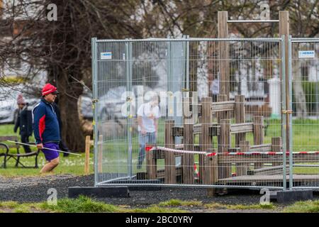 Londra, Regno Unito. 2nd Apr 2020. L'attrezzatura esterna della palestra è ora recintata per arrestare l'uso - il 'lockdown' continua per lo scoppio del Coronavirus (Covid 19) a Londra. Credito: Guy Bell/Alamy Live News Foto Stock