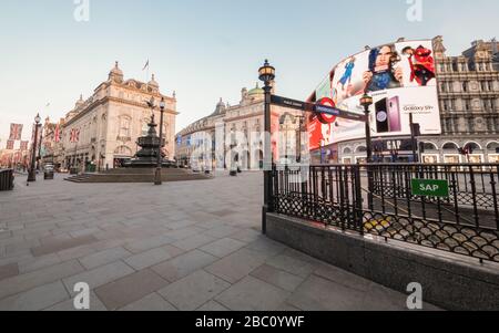 Londra vuota. Piccadilly Circus, normalmente una delle zone più trafficate di Londra, senza traffico o pedoni in vista. Foto Stock