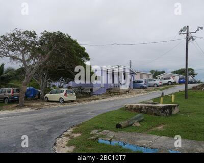 Barraterre, Great Exuma Cays - Gennaio 2018: Piccola strada che porta al molo di legno a Barraterre, Bahamas. Foto Stock