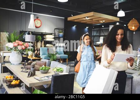 Donna che acquista nel negozio di arredamento Foto Stock